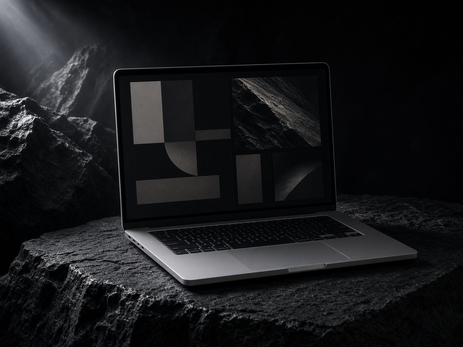 Koyu bir çalışma masasında açık laptop